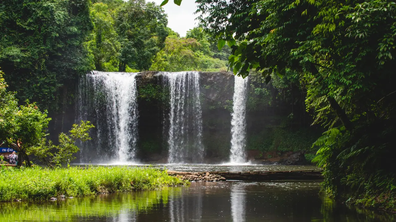 Baignade à la cascade de Tad Champee, Sud du Laos