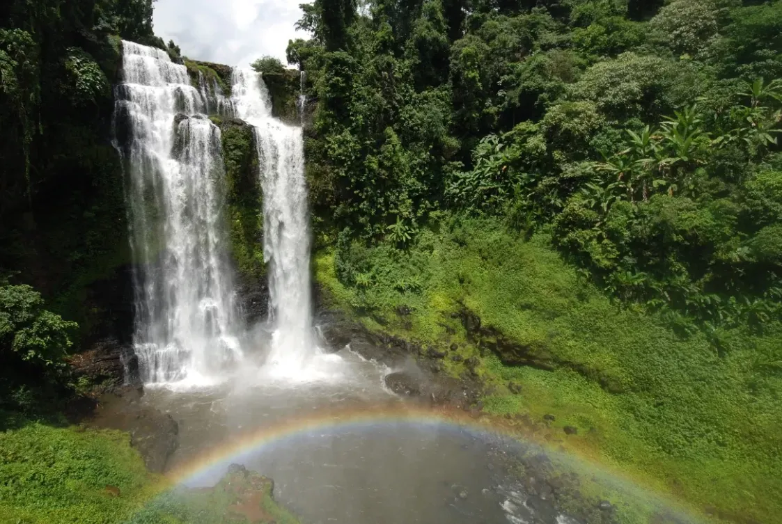 Cascade de Tad Yuang avec arc-en-ciel dans les embruns, Plateau des Bolavens